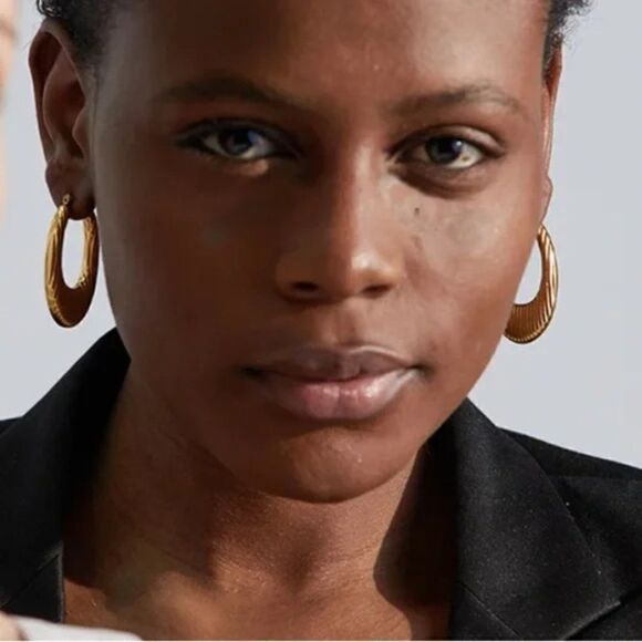 ⭐️ NEW Gold Textured Long Oval Hoop Earrings - Picture 11 of 12